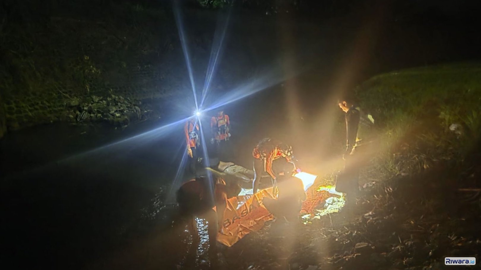 SAR gabungan mengevakuasi jenazah pemuda pengendara sepeda motor yang terjun ke sungai di bawah Jembatan Karanganyar Kebumen